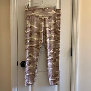 Lou & Grey pink Camo pocket leggings